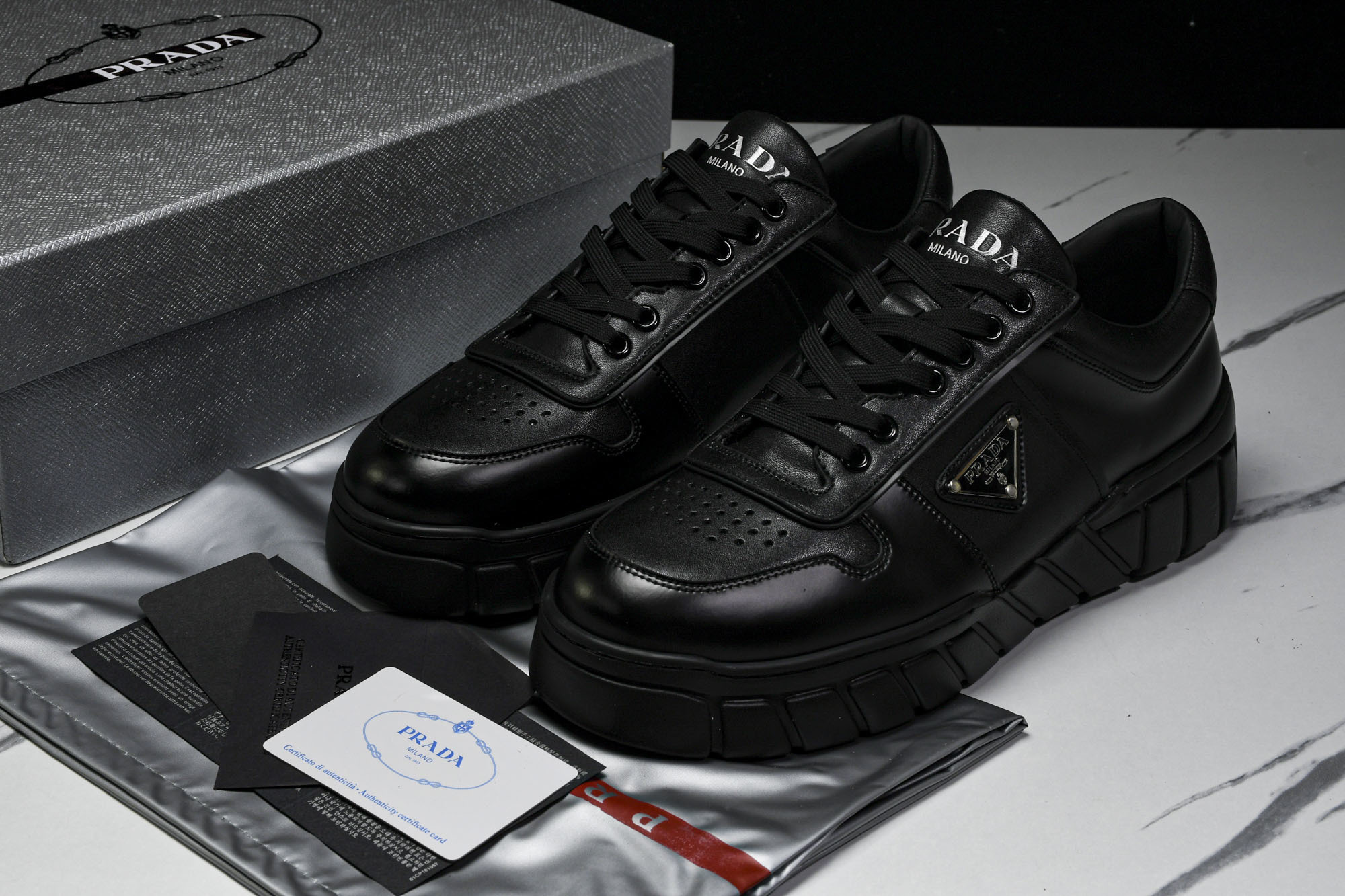 [D9] 프라다 레더 스니커즈 블랙
