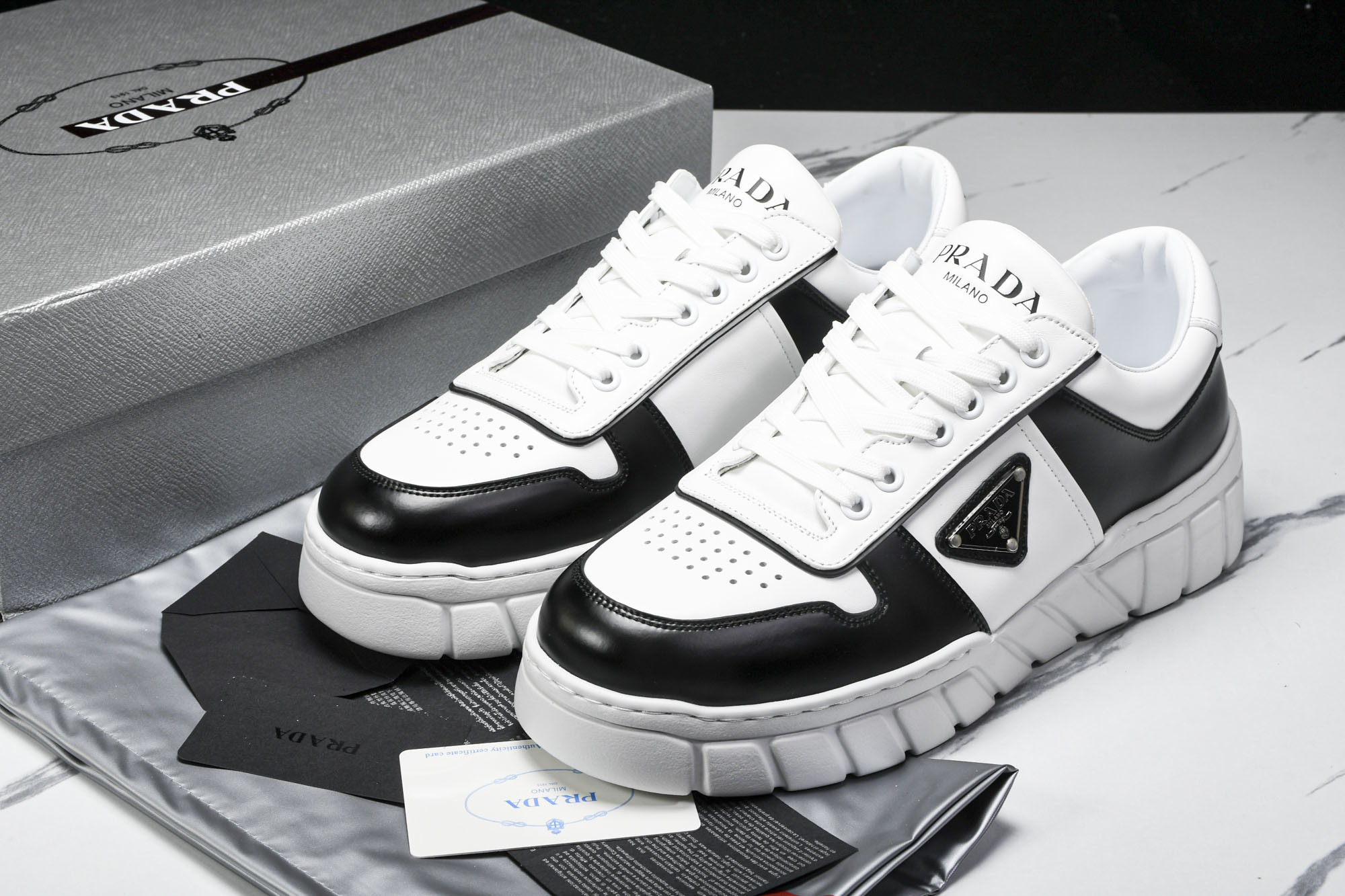 [D9] 프라다 다운타운 스니커즈 화이트 블랙